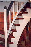 Treppe mit beidseitig aufgesattelten Stufen