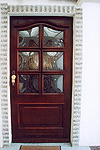 Haustür aus Meranti mit gewölbten Scheiben